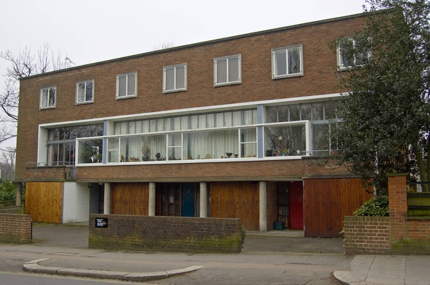 A történelmi otthont a híres modernista építész, Erno Goldfinger tervezte és lakta, Hampsteadben, Észak-Londonban. Közvetlenül a II. világháború kezdete előtt épült.. - Fotó, kép