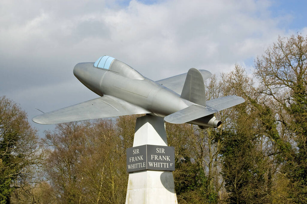 Меморіал, присвячений винахіднику реактивного двигуна - Френку Уіттлу на краю аеропорту Фарнборо.. - Фото, зображення