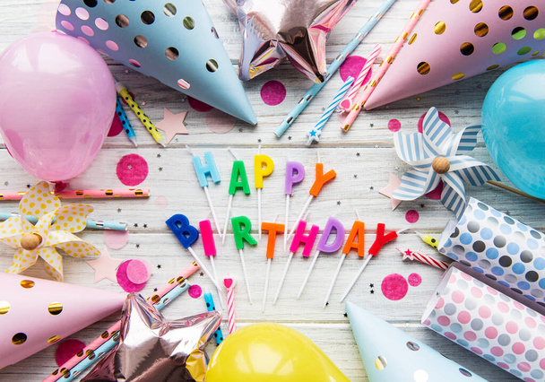 Szöveg Boldog Születésnapot gyertyalevelek születésnapi asseccories, gyertyák és konfetti fehér fa háttér. Felülnézet, lapos fektetés.  - Fotó, kép