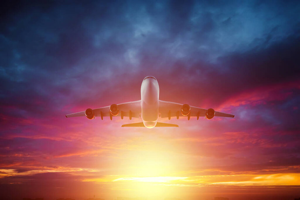 旅客機、航空会社の美しい夕日を背景に飛ぶ。旅行の概念は、航空旅行。スペースのコピー - 写真・画像
