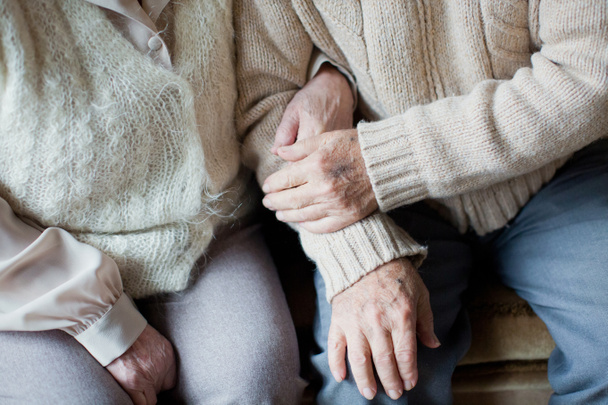 Älteres Ehepaar hält Händchen. Alter Mann und Frau verliebt - Foto, Bild