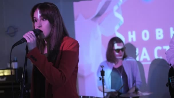 RUSSIA, VLADIMIR, 27 DEC 2019: pretty girl performs at nightclub singing song - Filmagem, Vídeo
