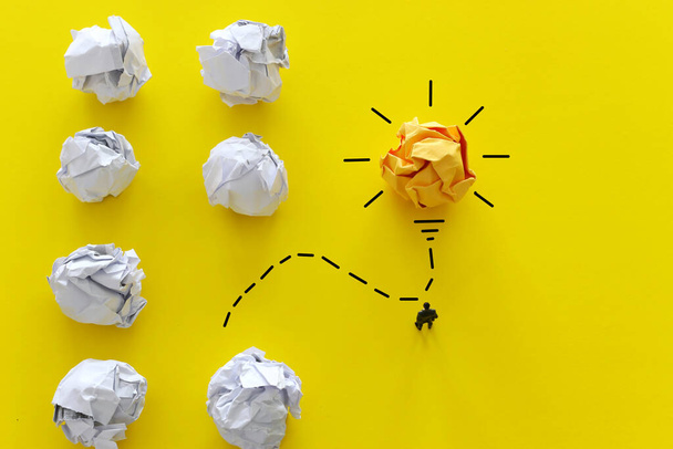 教育の概念イメージ。創造的なアイデアと革新。電球の比喩としての紙のしわ - 写真・画像