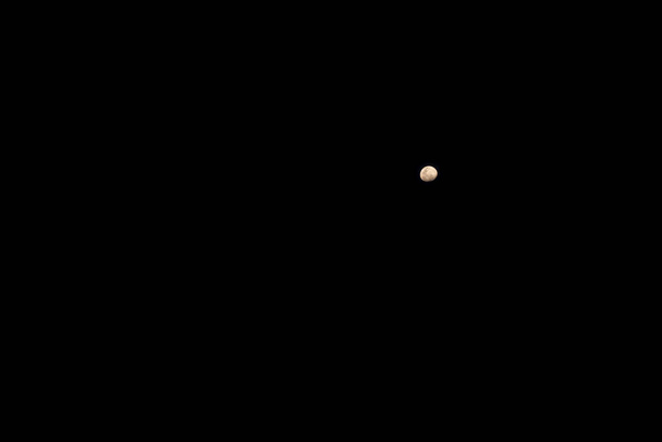 Volle maan schijnt aan de hemel. Natuur achtergrond - Foto, afbeelding