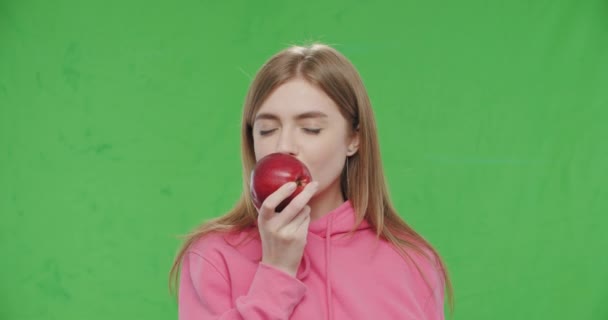 γυναίκα δάγκωμα μεγάλο φρέσκο κόκκινο μήλο - Πλάνα, βίντεο