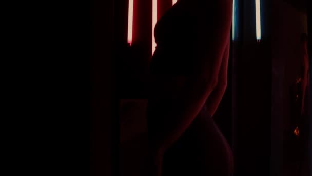 Smyslná žena pod neonovým osvětlením - Záběry, video