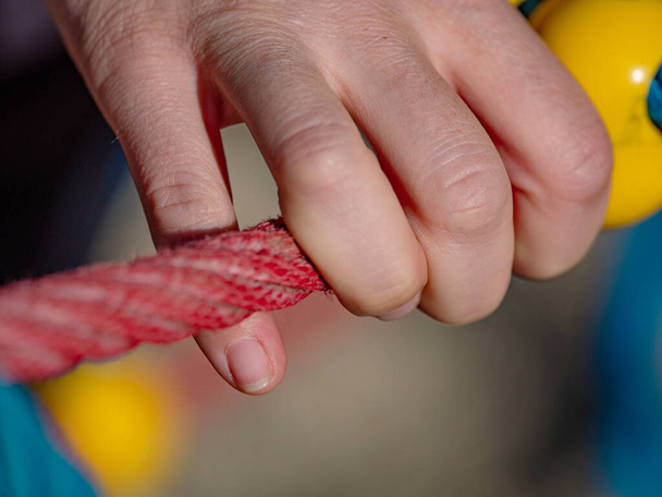 Vas ízületi kötelek gyermekeknél pókháló, kézben tartó kötél mászás közben egy fából készült fal. - Fotó, kép