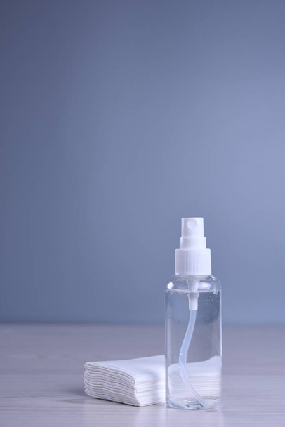 Spray desinfetante para a desinfecção de várias superfícies que as pessoas tocam. Protecção contra o coronavírus
. - Foto, Imagem