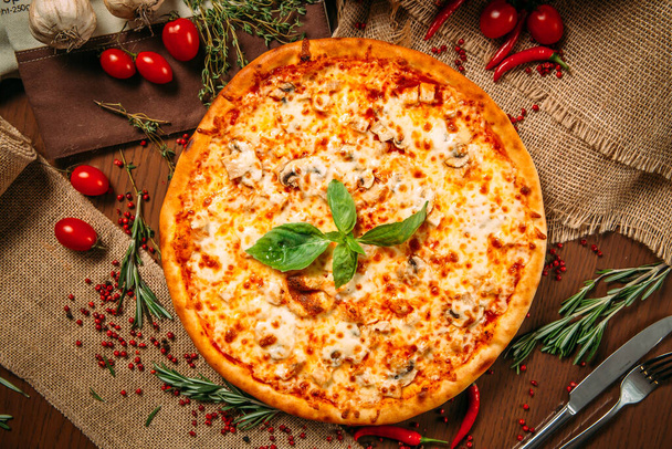 Apetitivo queso de pizza italiano caliente y champiñones
 - Foto, imagen