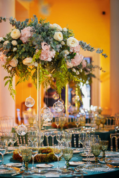 Decoración de recepción de boda en interiores
 - Foto, imagen