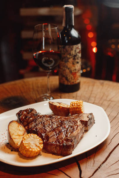 Frisches Steak und Wein auf dem Tisch - Foto, Bild