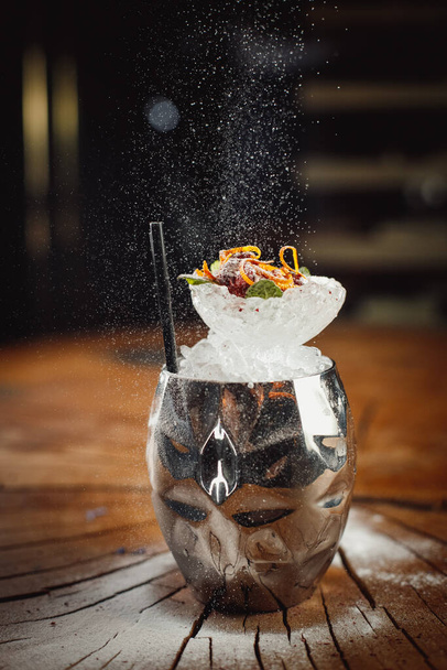 lähikuva valmistettu alkoholi cocktail - Valokuva, kuva