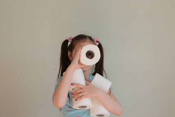 Lustige junge Mädchen mit Toilettenpapier tun Quarantäne Toilettenpapier Stock Foto Witz - Foto, Bild