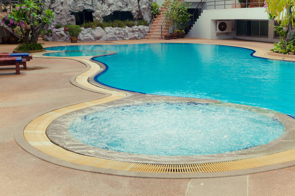 türkisfarbener Pool mit Whirlpool - Foto, Bild