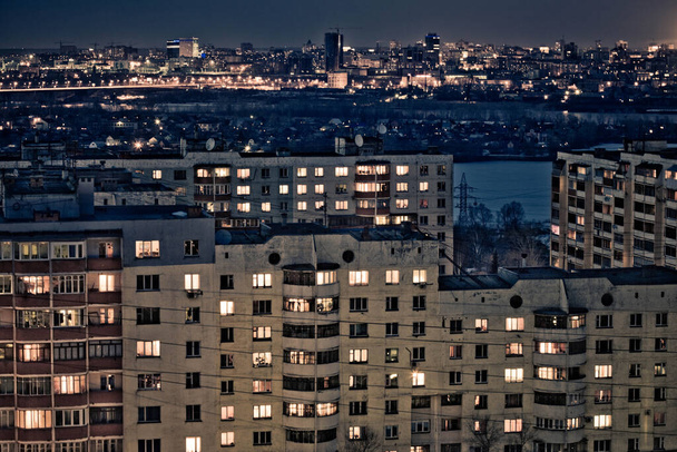 luces de ventanas de casas en la noche
 - Foto, Imagen