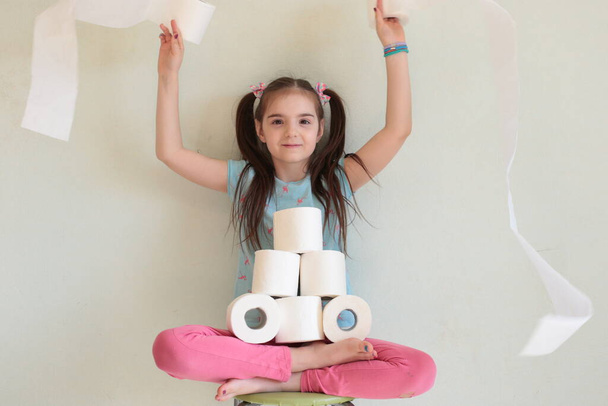 Vicces fiatal lány WC-papír csinál karantén WC-papír stock fotó vicc - Fotó, kép