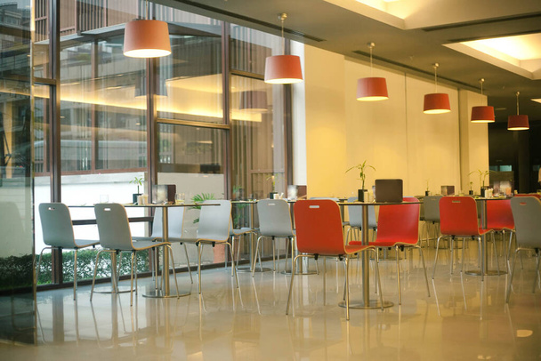 Пустой интерьер кафе с оранжевой мебелью
 - Фото, изображение