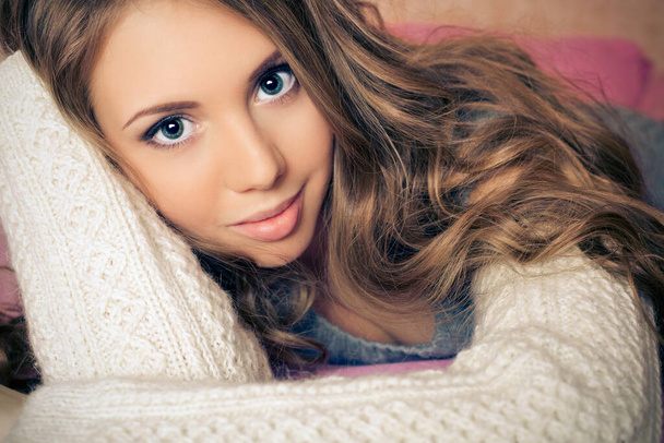 portré csinos fiatal nő pulóverben - Fotó, kép