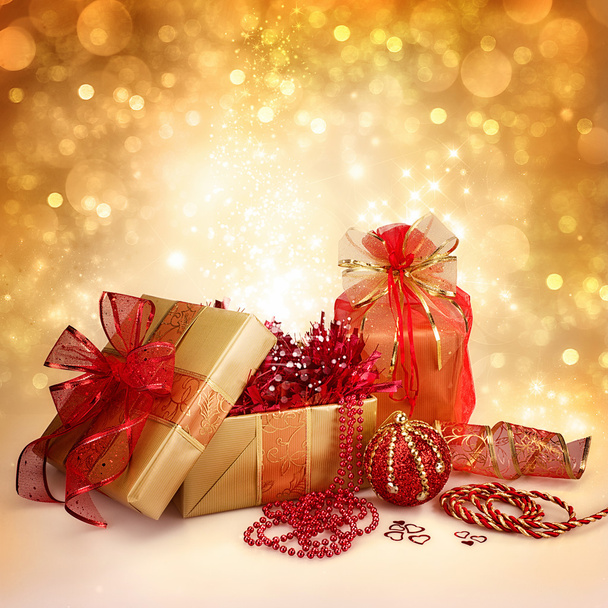 vánoční dárky a dekorace ve zlatě a červeně - Fotografie, Obrázek