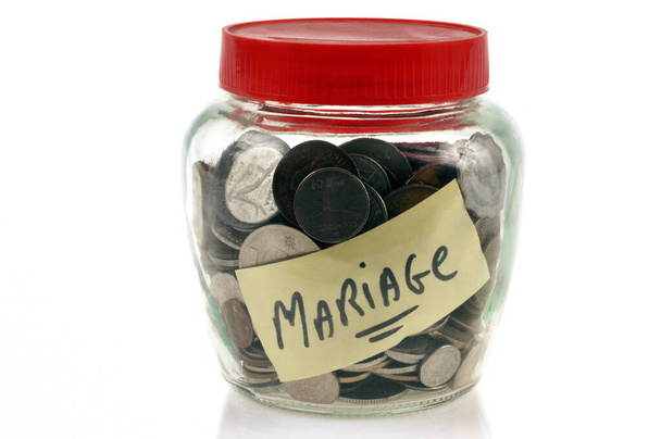 Evlilik için tasarruf kavramı beyaz arka planda bir kavanoz yakın plan para ile - Fotoğraf, Görsel