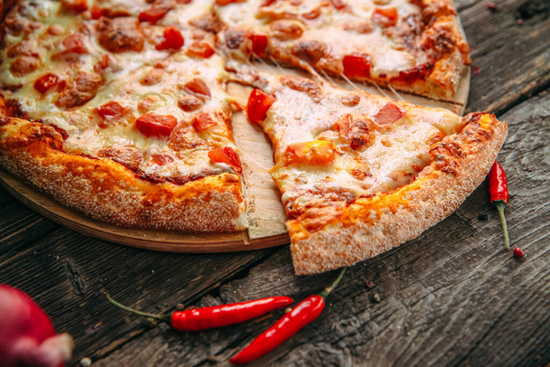 Pizza italiana margarita con queso y tomates
 - Foto, Imagen