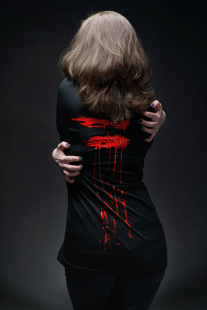 Zdjęcie kobiety z czerwoną farbą na plecach - Zdjęcie, obraz