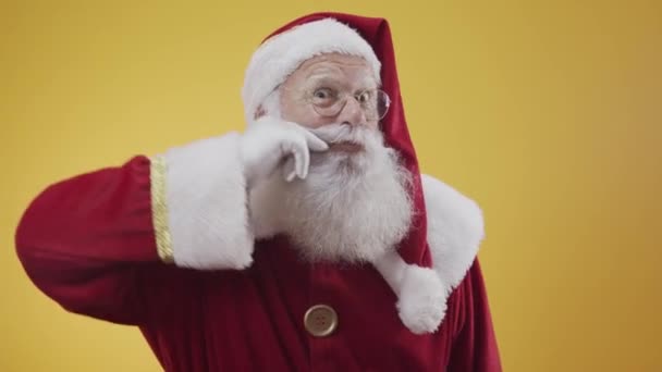 Portrait of Santa Claus posing and gesturing in studio - Video, Çekim