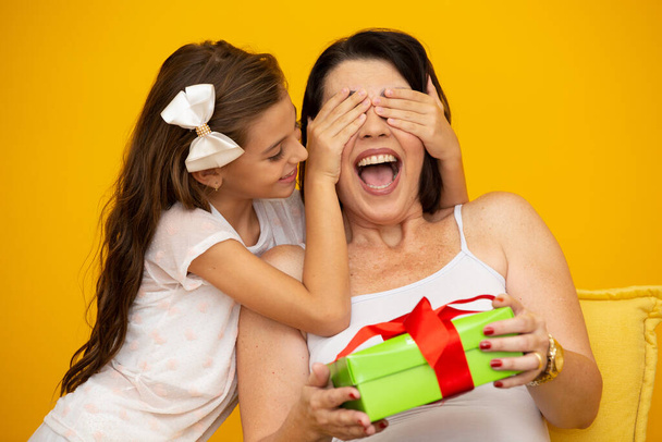 Fête des mères avec surprise boîte cadeau
 - Photo, image