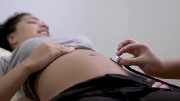 Doktor hamile kadını muayene ediyor. - Video, Çekim