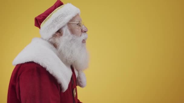 Portrait of Santa Claus posing and gesturing in studio - Footage, Video
