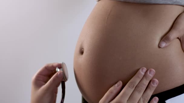 Doktor vyšetřuje těhotnou ženu - Záběry, video
