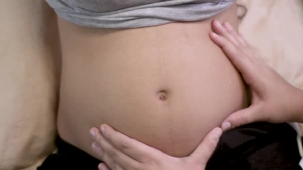 Lekarz badający kobietę w ciąży - Materiał filmowy, wideo