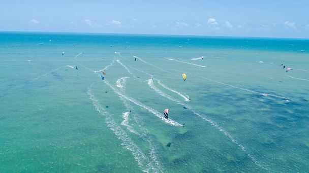 Παραλία Cumbuco, διάσημο μέρος κοντά στη Fortaleza, Ceara, Βραζιλία. Αεροφωτογραφία. Παραλία Cumbuco γεμάτη από kite surfers. Τα πιο δημοφιλή μέρη για kitesurfing στη Βραζιλία, οι άνεμοι είναι καλοί όλο το χρόνο. - Φωτογραφία, εικόνα