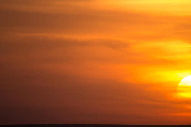 Драматический оранжевый закат неба фон
 - Фото, изображение