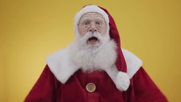 Portrait of Santa Claus posing and gesturing in studio - Πλάνα, βίντεο