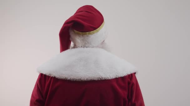 Portrait of Santa Claus posing and gesturing in studio - Materiał filmowy, wideo