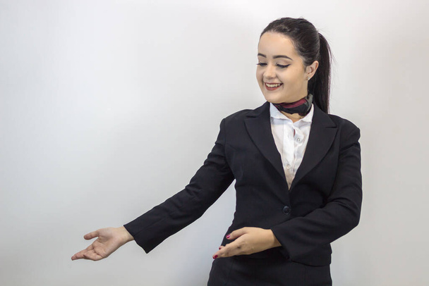 carino hostess in elegante costume gesturing posa isolato su sfondo bianco
 - Foto, immagini