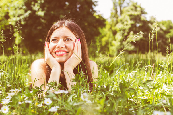 Kaunis hymyilevä nainen, nauttia luonnosta, rentoutua ulkona, kevät onnellinen muotokuva
  - Valokuva, kuva
