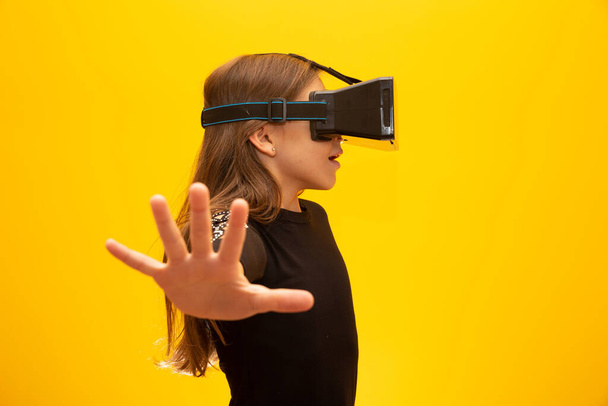 Söpö tyttö käyttäen virtuaalitodellisuus gadget
 - Valokuva, kuva