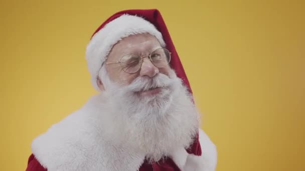 Portrait of Santa Claus posing and gesturing in studio - Video