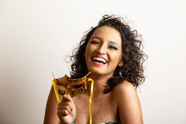Βραζιλιάνικο καρναβάλι. Νεαρή γυναίκα στο κοστούμι απολαμβάνοντας το καρναβαλίστικο πάρτυ. - Φωτογραφία, εικόνα