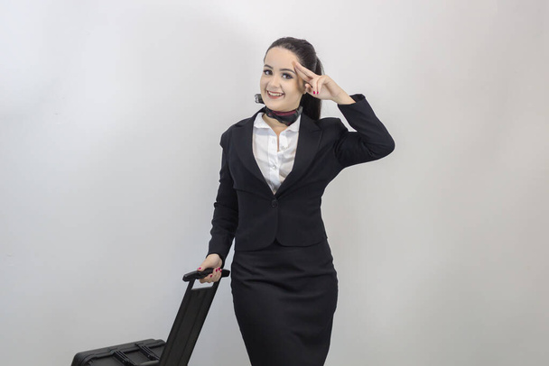 Nette Stewardess in stilvollem Kostüm gestikuliert posiert isoliert auf weißem Hintergrund - Foto, Bild