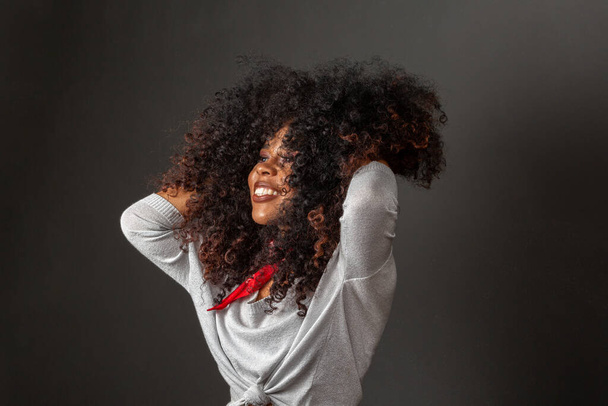 Portrait de beauté de femme afro-américaine avec coiffure afro et maquillage glamour. Une Brésilienne. Mixte. Cheveux bouclés. Coiffure. Fond noir
. - Photo, image