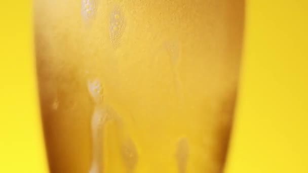 Verter cerveza fría con espuma esponjosa en vidrio
 - Metraje, vídeo