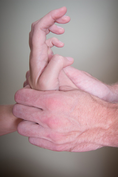chiropractor reflexologie vrouwelijke patiënt hand doen - Foto, afbeelding