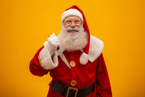 Papá Noel sosteniendo un cuchillo. Malvado concepto de Santa Claus. Asesinato.
. - Foto, Imagen