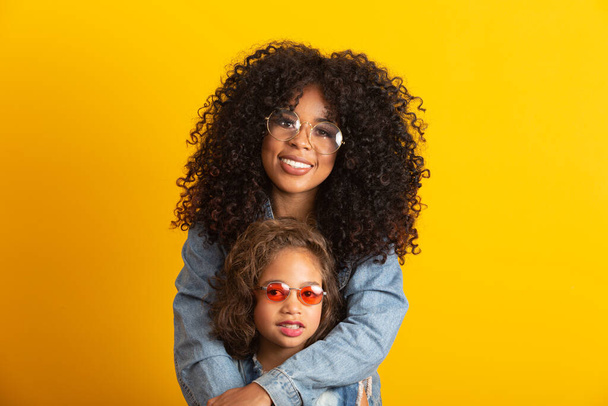 Mère et fille afro avec leurs lunettes. Concept de fête des mères
 - Photo, image