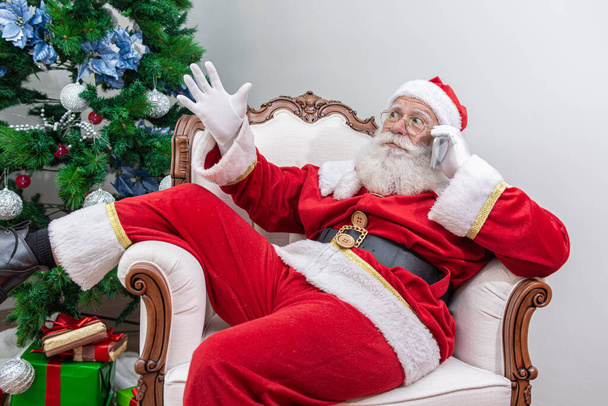 Santa Claus používá smartphone. Mluvit po telefonu s dítětem. Analýza vánočních požadavků. - Fotografie, Obrázek