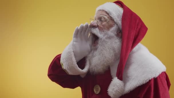 Portrét Santa Clause pózujícího a gestikulujícího ve studiu - Záběry, video