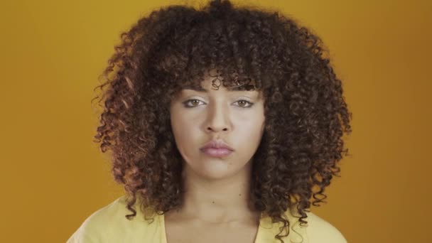 Νέοι brazil σγουρά γυναίκα gesturing και θέτουν σε κίτρινο φόντο - Πλάνα, βίντεο